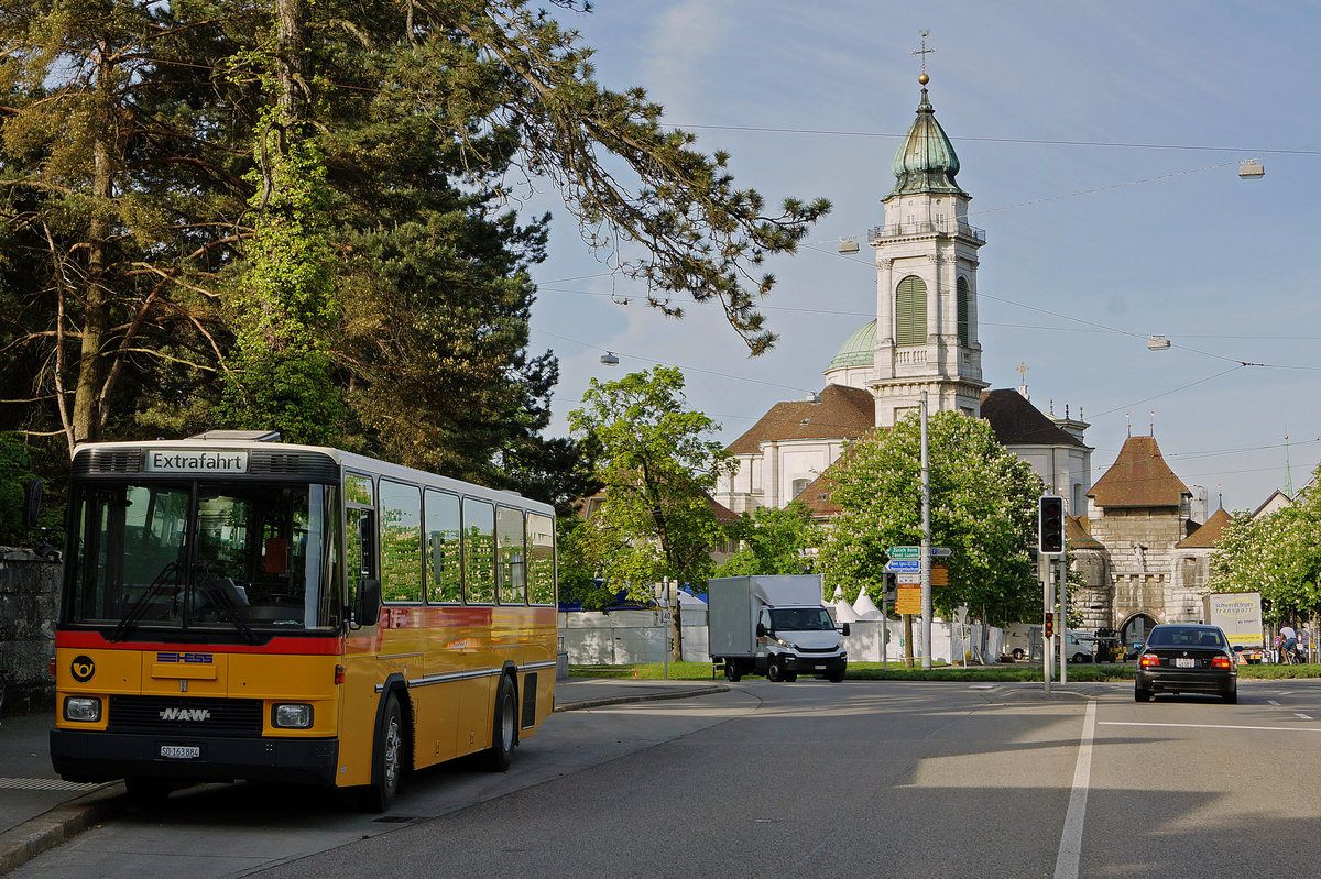 POSTAUTO: Einer der letzten HESS NAW-Postbusse der Schweiz, der noch ab und zu im planmässigen Linienverkehr eingesetz wird, konnte am 11. Mai 2015 in Solothurn anlässlich einer Sonderfahrt verewigt werden.
Foto: Walter Ruetsch