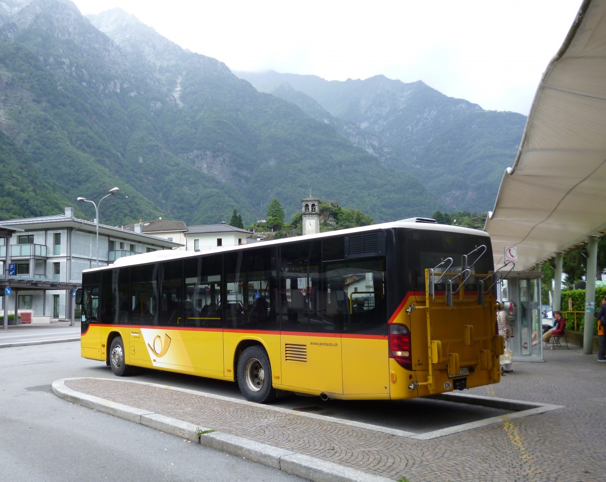 PostAuto Graubünden, 7000 Chur: Auf der Engadiner Postauto-Linie 4 St. Moritz - Chiavenna (I) verkehren zurzeit drei Typen von Niederflur-Fahrzeugen. Hier der Setra S 415 NF (2007) GR 102'374 am 30. Juli 2014 in Chiavenna Stazione