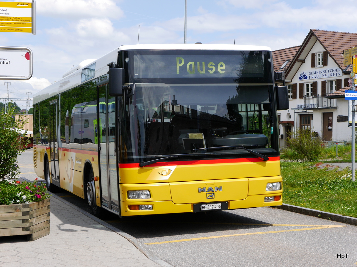 Postauto - MAN  BE  384448 bei den Bushaltestellen beim Bahnhof in Schwarzenburg am 30.05.2015