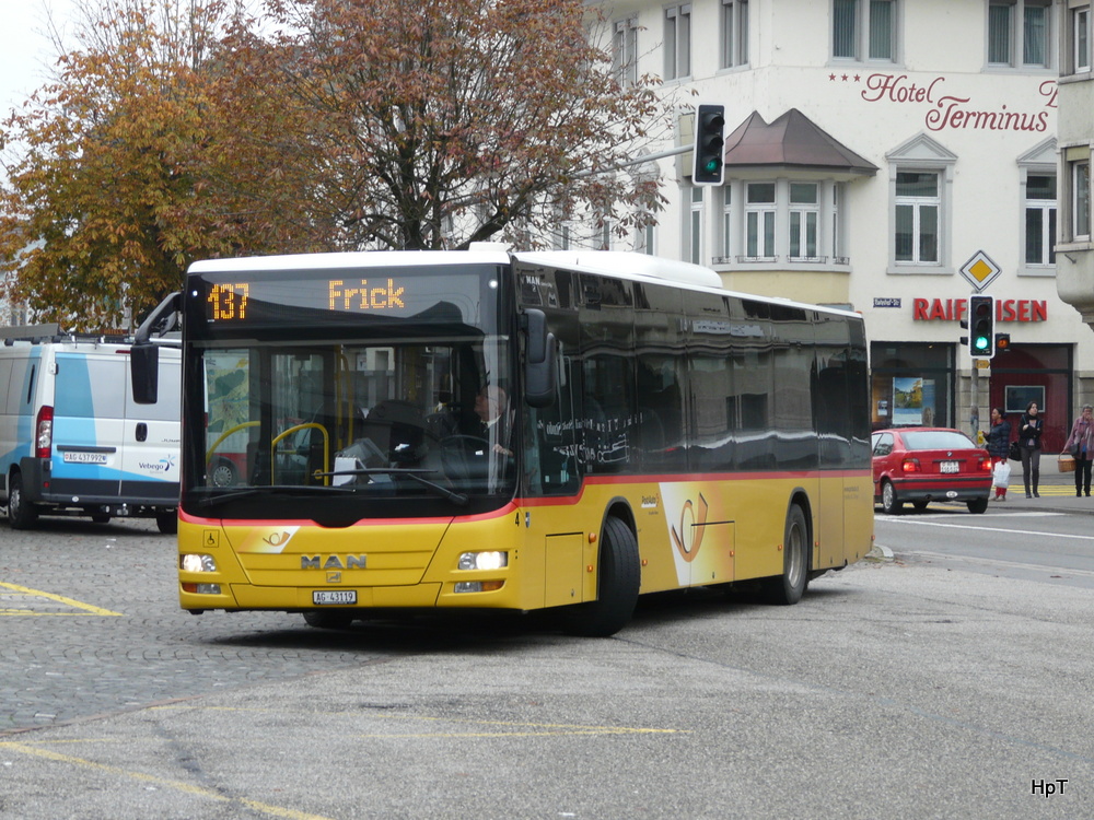 Postauto - MAN Lion`s City AG 43119 unterwegs auf der Linie 137 bei den Bushaltestellen vor dem Bahnhof Brugg am 24.10.2013