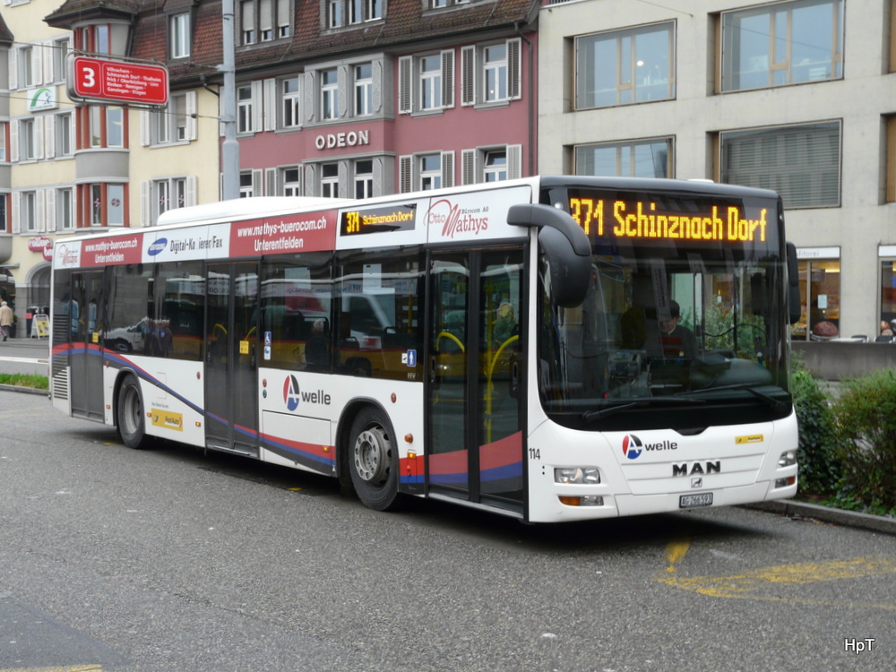 Postauto - MAN Lion`s City AG 266593 unterwegs auf der Linie 371 bei den Bushaltestellen vor dem Bahnhof Brugg am 24.10.2013