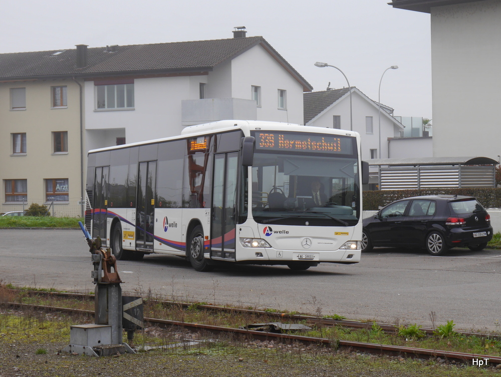 Postauto - Mercedes Citaro  AG  18923 bei der zufahrt zur Haltestelle in Bremgarten West am 18.10.2014 .. Standort des Fotografen auf einem Bahnübergang der BD/WM