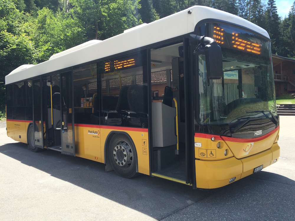 Postauto PU Buchli Versam, Scania/Hess K320UB 9.7m (GR 17577, 2014) am Fr 26. Juni 2015 am Bahnhof Versam-Safien GR.