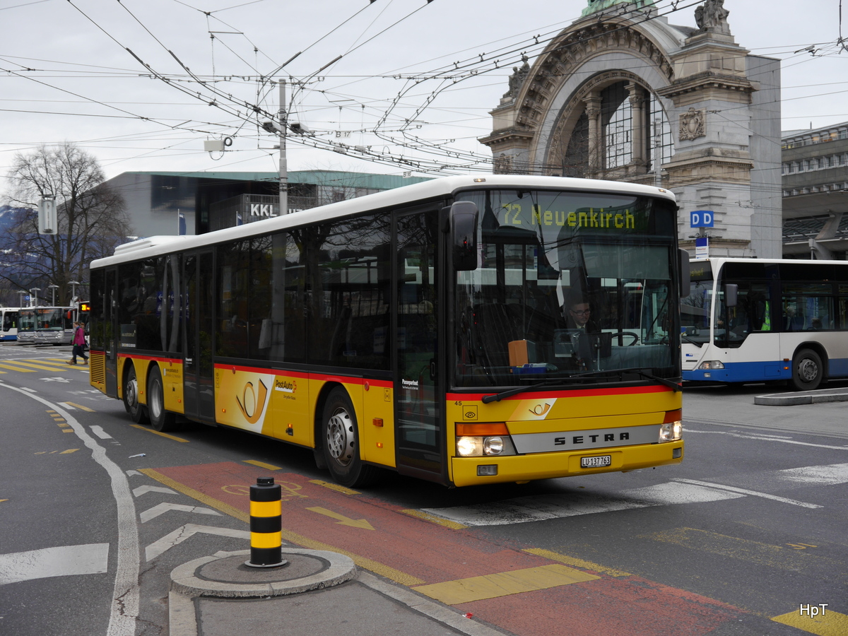 Postauto - Setra  LU 137763 unterwegs auf der Linie 72 vor dem Bahnhof Luzern am 01.12.2015