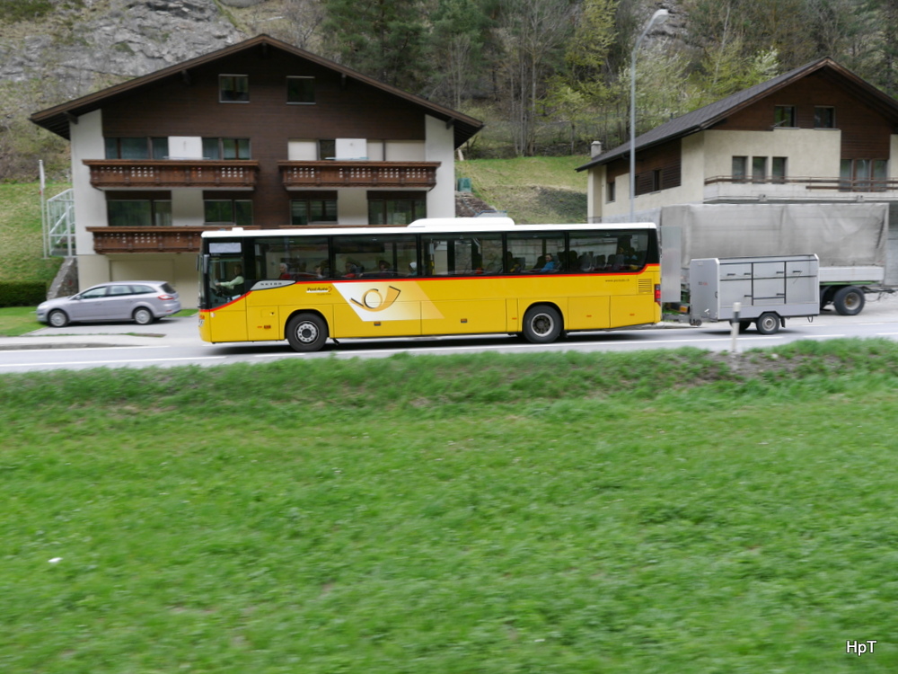 Postauto - Setra S 415 UL unterwegs bei Ackersand am 12.04.2014 .. Standort des Fotografen in einem Fahrendem Zug