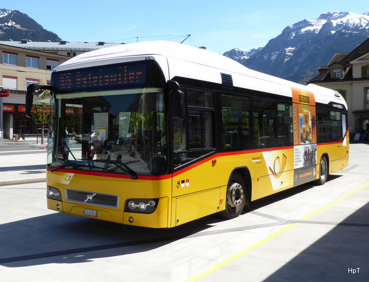 Postauto - Volvo 7700 Hybrid  BE 610543 bei den Bushaltestellen vor dem Bahnhof in Interlaken West am 06.05.2016