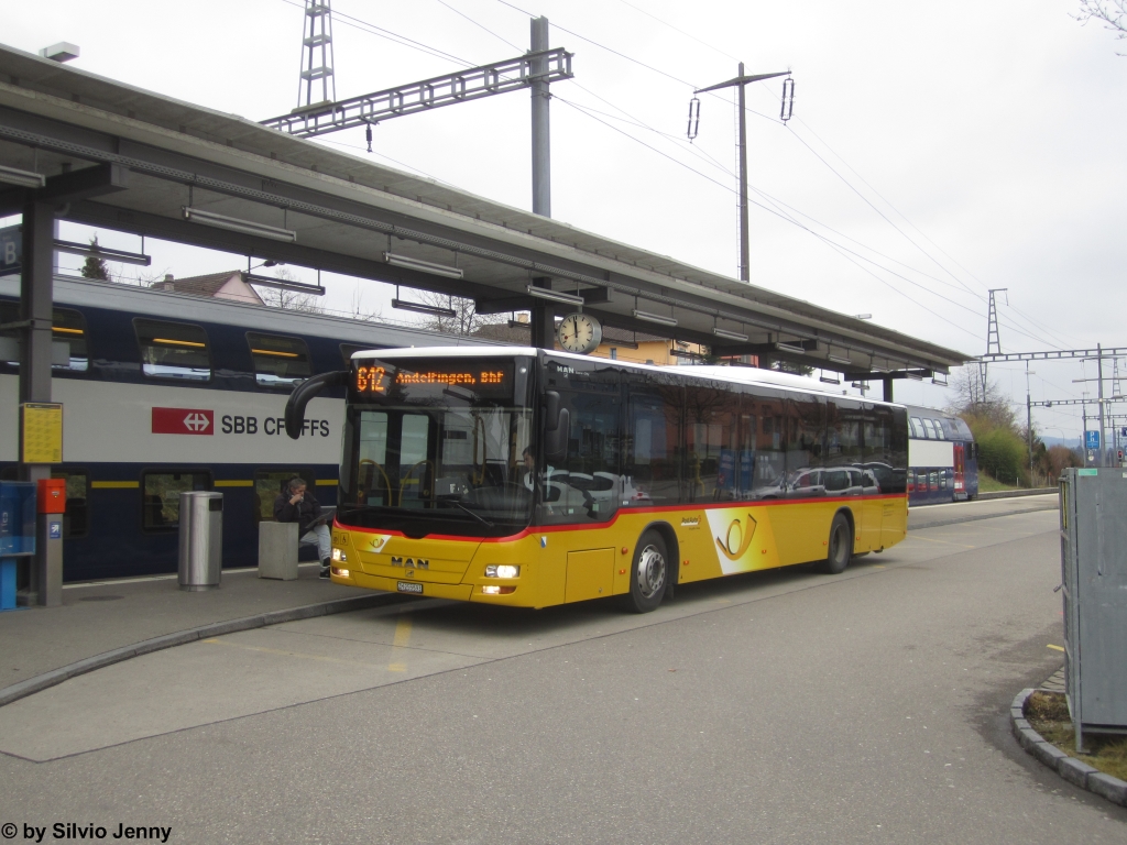 Postauto/Knöpfel Reisen AG Nr. 256 (MAN A21 Lion's City, ex Regie Zürcher-Unterland) am 16.2.2016 beim Bhf. Seuzach. 