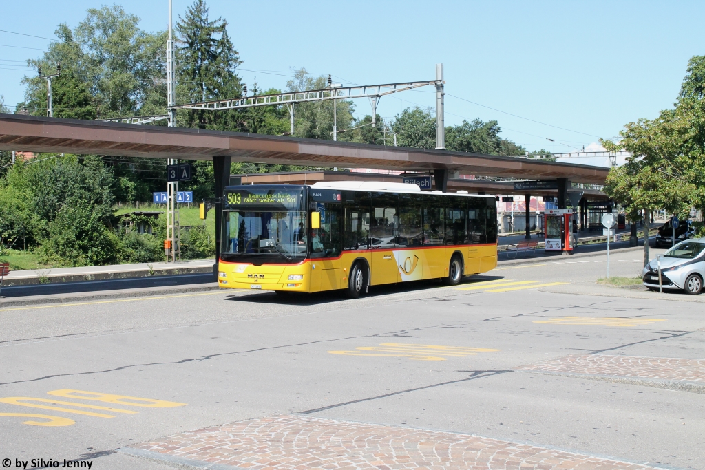 Postauto/PU ABSN ex. HWW Nr. 210 (MAN A21 Lion's City) am 30.7.2016 beim Bhf. Bülach. Der kleine Busbetrieb HWW (Busbetrieb Hüntwangen - Wil - Wasterkingen) erbrachte als sogennanten Transprotsbeauftragter von Postauto Leistungen im Rafzerfeld. 2013 wurden die HWW durch den PU ABSN übernommen und als einziger wurde der Wagen 210 in die Postauto-Farben umlackiert. Die übrigen Busse wurden ersetzt, resp. ein Wagen wurde bereits im Vorfeld der Übernahme im Postauto-Anstrich geliefert.