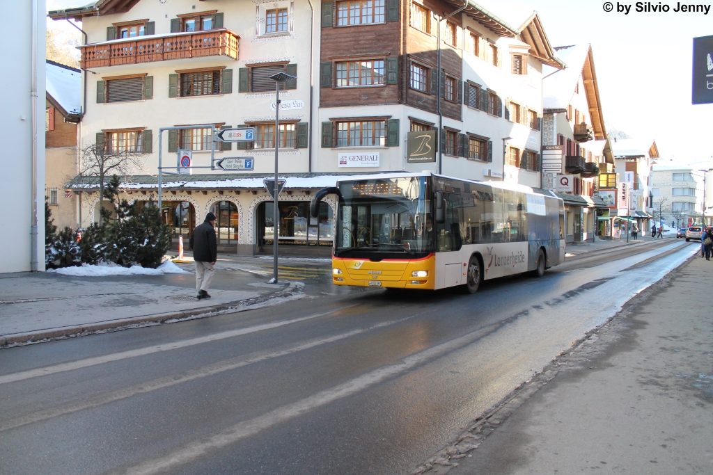 Postauto/PU Bossi GR 102 381 (MAN A21 Lion's City) am 23.2.2014 in Lenzerheide/Lai, Post als Gratis Sportbus, der die Bergbahnen in Lenzerheide und Valbella miteinander verbindet.