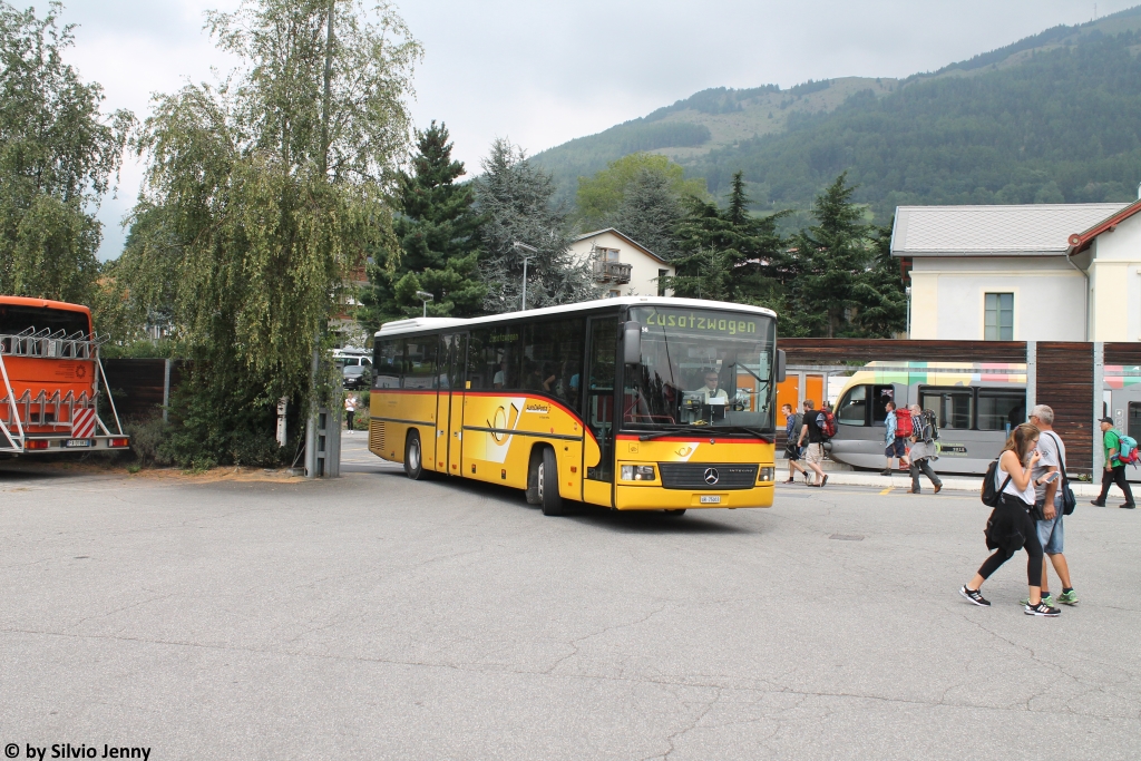 Postauto/PU Terretaz GR 75003 (Mercedes Integro O550H) am 31.8.2017 beim Bhf. Mals/Malles im Vinschgau. Da das Südtirol nun in 4 Stunden ab Zürich mit dem ÖV erreichbar ist, sind die Kurse von Zernez nach Mals jeweils sehr gut besetzt. Nicht wenig müssen deshalb einige Kurse mit Beiwagen gefahren werden.