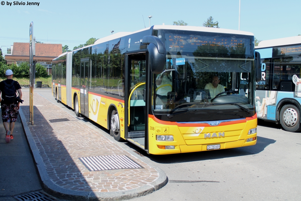 Postauto/Regie ZH-Unterland Nr. 308 (MAN A23 Lion's City G) am 30.7.2016 beim Bhf. Bülach. Auf den Fahrplanwechsel vom Dezember 2015 nahm die Regie Zürcher Unterland 6 neue Gelenkbusse in Betrieb, dies für die umfangreichen Änderungen und Ausbauten im Liniennetz von Postauto.