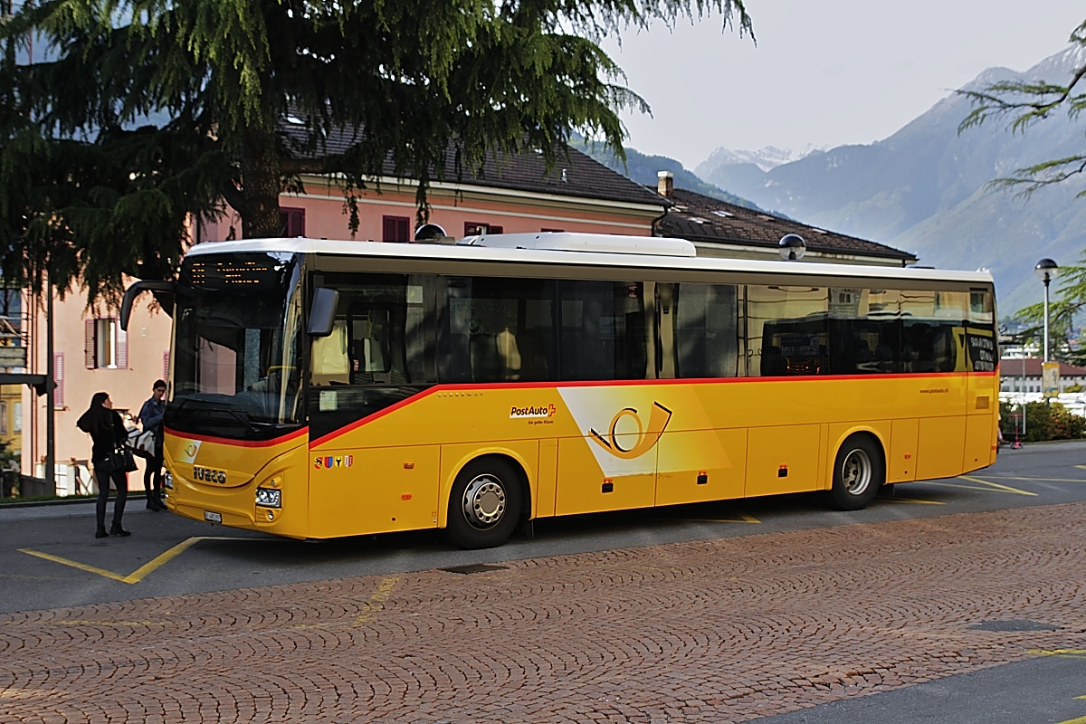 Postbus Iveco Crossway vor dem Bahnhof Bellinzona am 07.05.2019