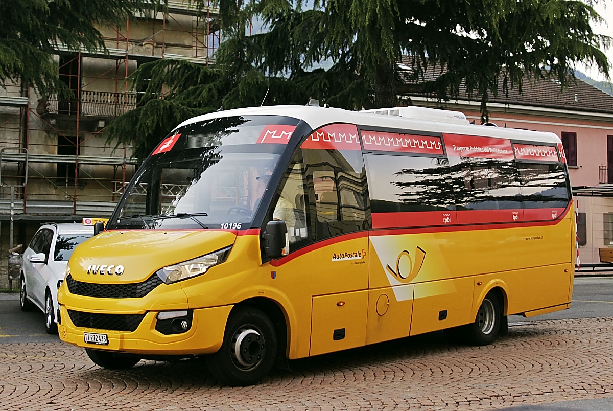 Postbus Iveco Daily vor dem Bahnhof Bellinzona am 07.05.2019