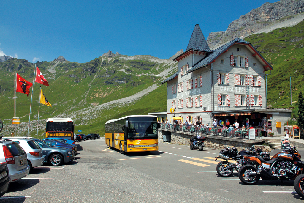 Postbus der Marke Setra beim Hotel Klausen-Passhöhe. Aufnahme während Velotour, 14. Juli 2013, 13:47