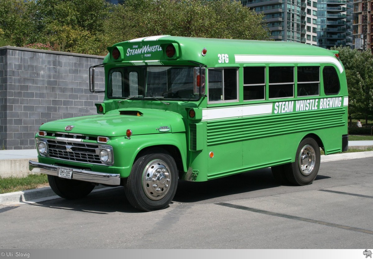 Promotionfahrzeug der  Steam Whistle Brewing  Brauerei aus Toronto, Ontario / Kanada auf Basis eines alten Schulbusses mit Ford F 100 Fahrwerk. Aufgenommen am 6. September 2013.