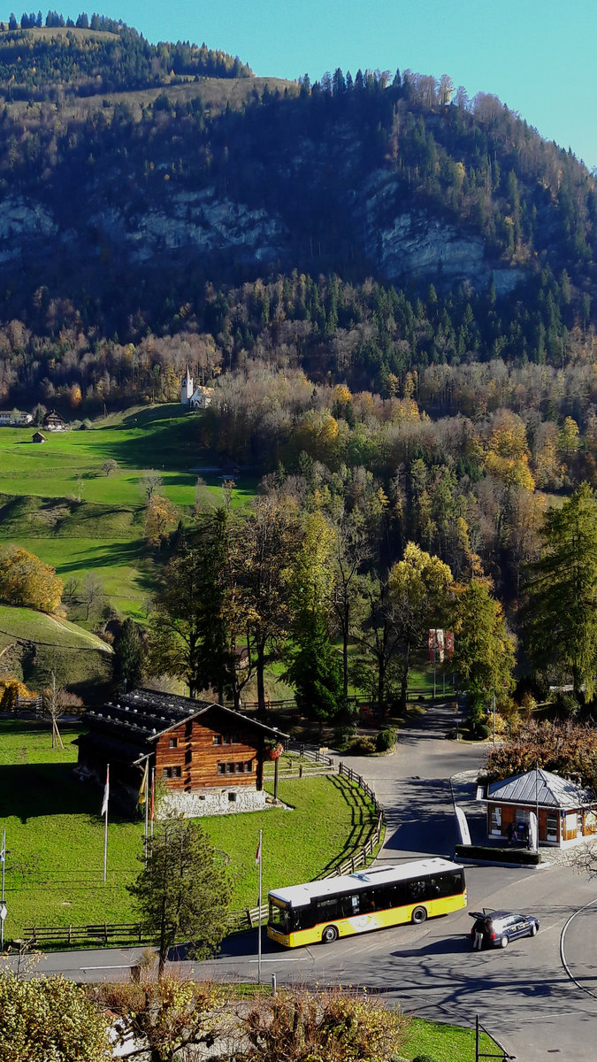 PTT: Postautoidylle im Kanton Obwalden.
Auch weniger bekannte Postautolinien haben ihren Reiz.
Herbstliche Stimmung am 3. November 2017 bei Flüeli-Ranft Dorf der Gemeinde Sachseln.
Foto: Walter Ruetsch 