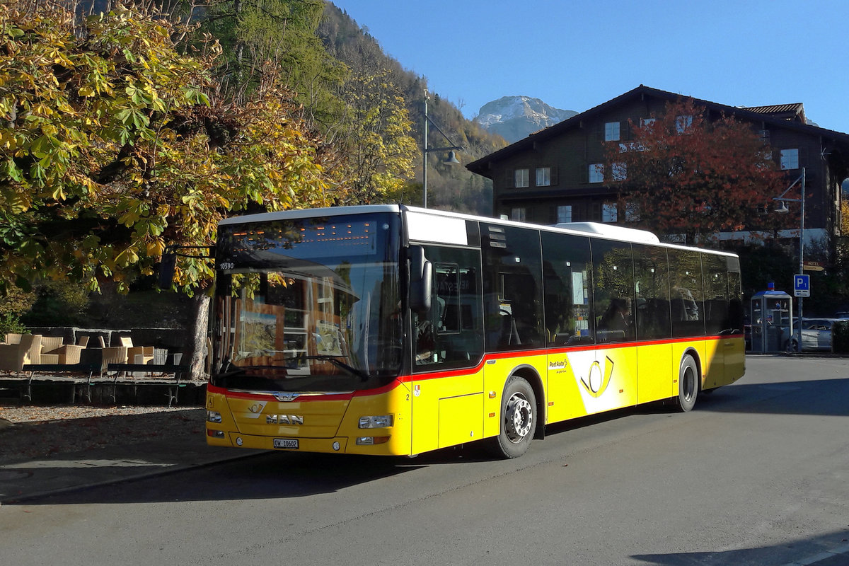 PTT: Postautoidylle im Kanton Obwalden.
Auch weniger bekannte Postautolinien haben ihren Reiz.
Herbstliche Stimmung am 3. November 2017 bei Flüeli-Ranft Dorf der Gemeinde Sachseln.
Foto: Walter Ruetsch 