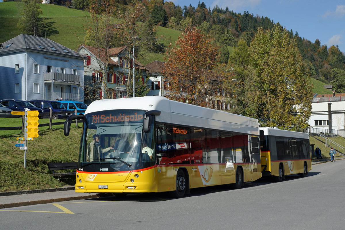 PTT:
Auch im Jahre 2017 gelangen bei Postauto Schweiz noch Anhängerzüge zum Einsatz, wie diese Aufnahme der Linie 791 Urnäsch-Schwägalp vom 12. Oktober 2017 zeigt.
Foto: Walter Ruetsch 