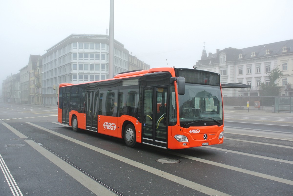 RBS Citaro C2 Nr. 201 wartet vor dem Hauptbahnhof Solothurn auf den nächsten Einsatz, 03.04.2015.