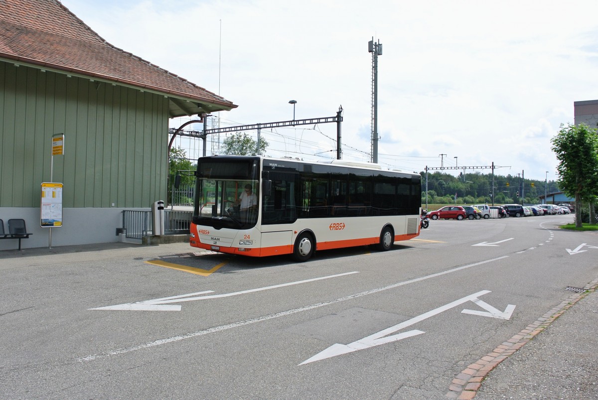 RBS Man Nr. 24 ersetzt heute den Mercedes Sprinter auf der Linie 881 Lohn-Lüterkofen-Bätterkinden. Im Bild steht der Bus beim Bahnhof Lohn-Lüterkofen, 06.08.2014.