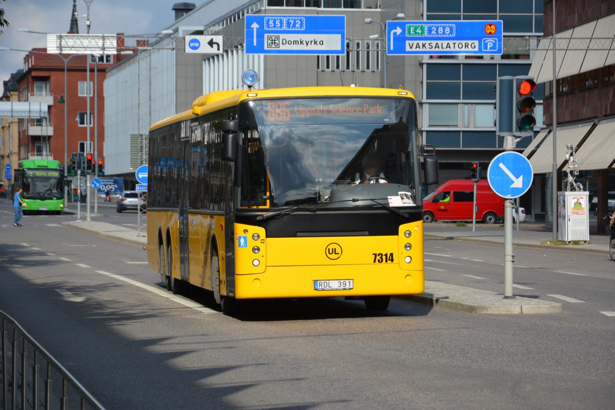 RDL 391 fährt am 10.09.2014 auf der Linie 886. Aufgenommen am HBF Uppsala.