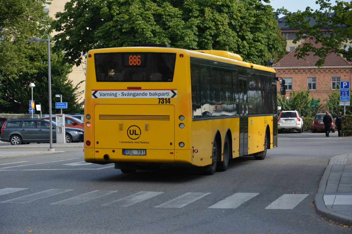RDL 391 fährt am 10.09.2014 auf der Linie 886. Aufgenommen am HBF Uppsala.
