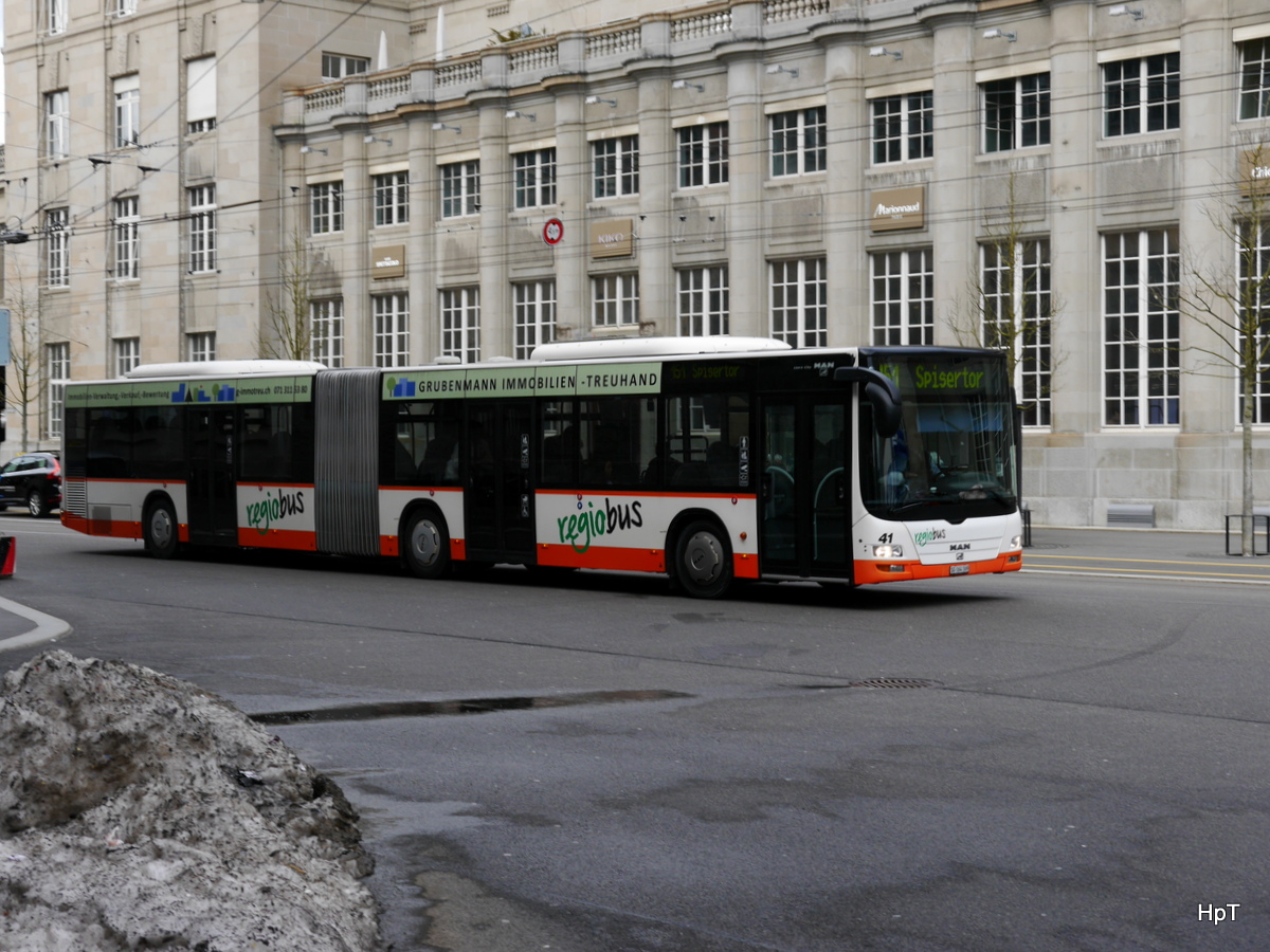 regiobus Gossau - MAN Lion`s City Nr.41  SG 164169 unterwegs auf der Linie 151 vor dem SBB Bahnhof bei den Bushaltestellen in St.Gallen am 09.03.2018