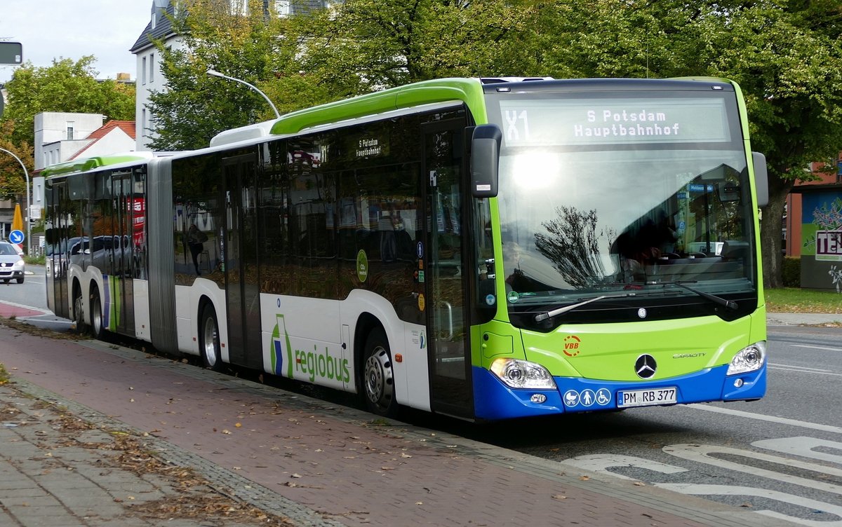 Regiobus Potsdam -Mittelmark mit dem Mercedes -Benz Capacity /PM-RB 377, auf der Linie X1 Richtung S -Potsdam Hbf. Teltow Stadt im Oktober 2019.