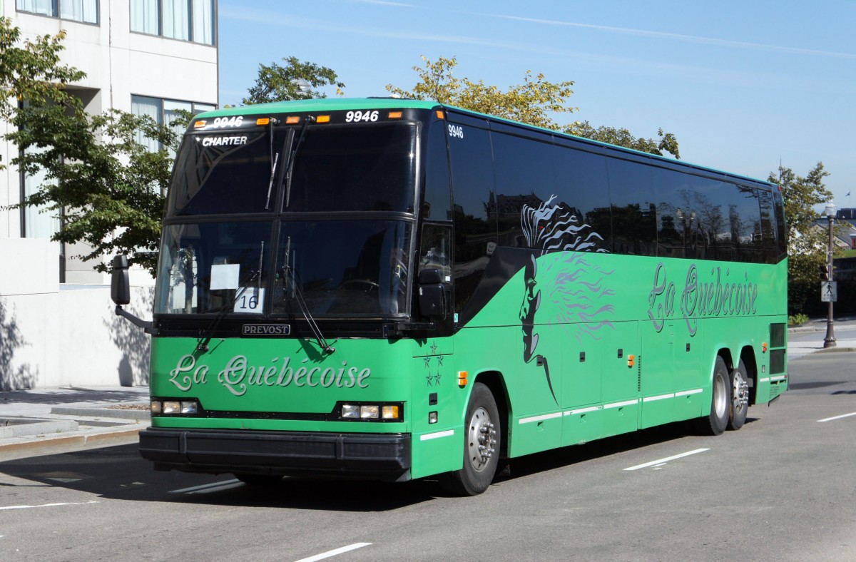 Reisebus von  Autobus La Québécoise  des Herstellers Prevost, aufgenommen im September 2014 in der Innenstadt (Boulevard René-Lévesque) von Québec. 