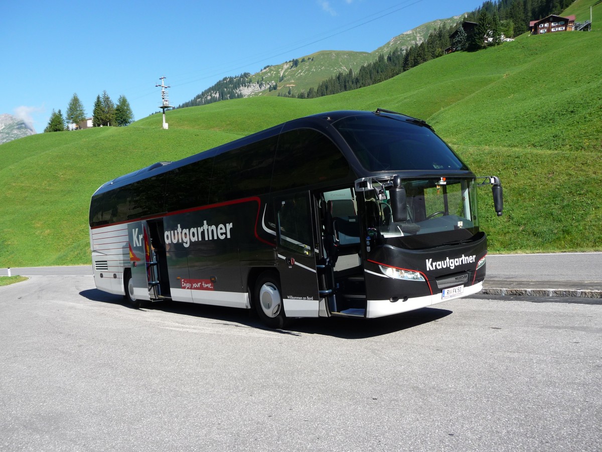 Reisebus der Fa. Krautgartner, Lohnsburg, Oberösterreich auf der Arlberg-Passstraße am 12.8.2013.