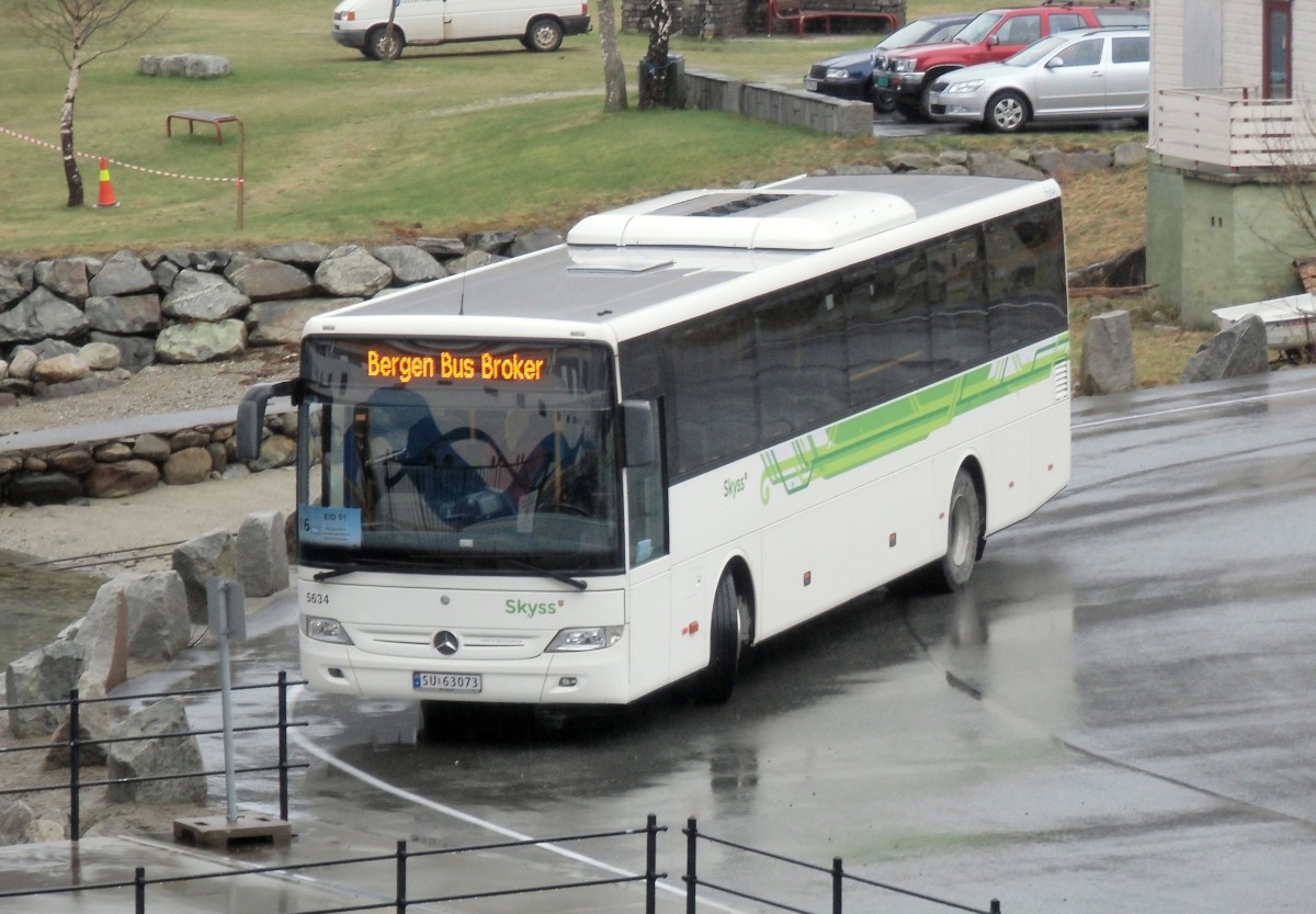 Reisebus Mercedes Benz am 08.04.14 in Eidfjord (Norwegen)
