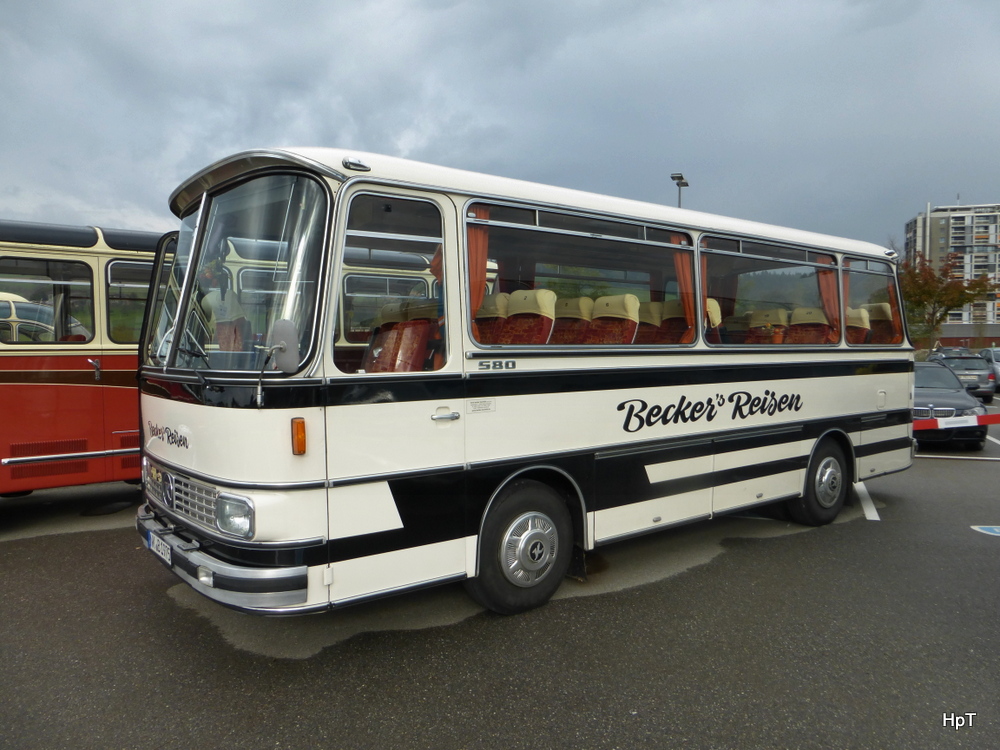 Reisebus Oldtimer Setra S 80 auf einem Parkplatz eines Einkauf Center in Bern Brünnen am 25.10.2014