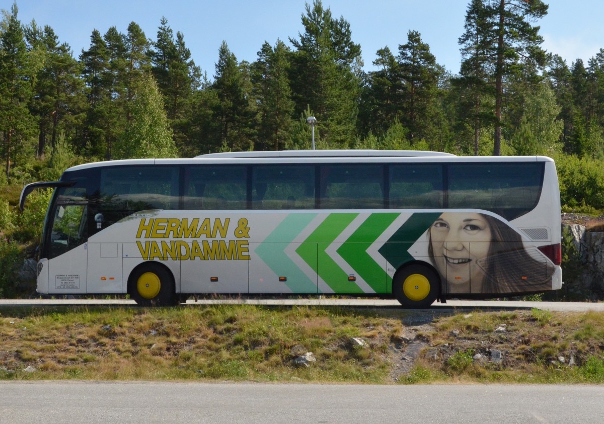Reisebus Setra  S 515 HD auf einem Parkplatz an der größten Högakustenbrücke  (E4) bei Utansjö  gesehen am 11.07.2014.