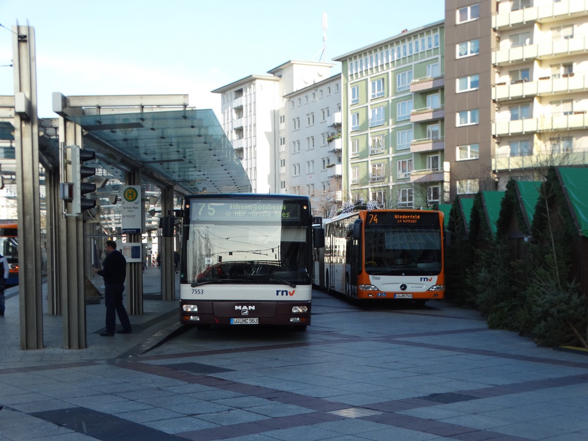 RNV MAN Linienbus 7553 und Mercedes Benz Citaro C1 Facelift G 7560 am 19.12.15 in Ludwigshafen Berliner Platz 