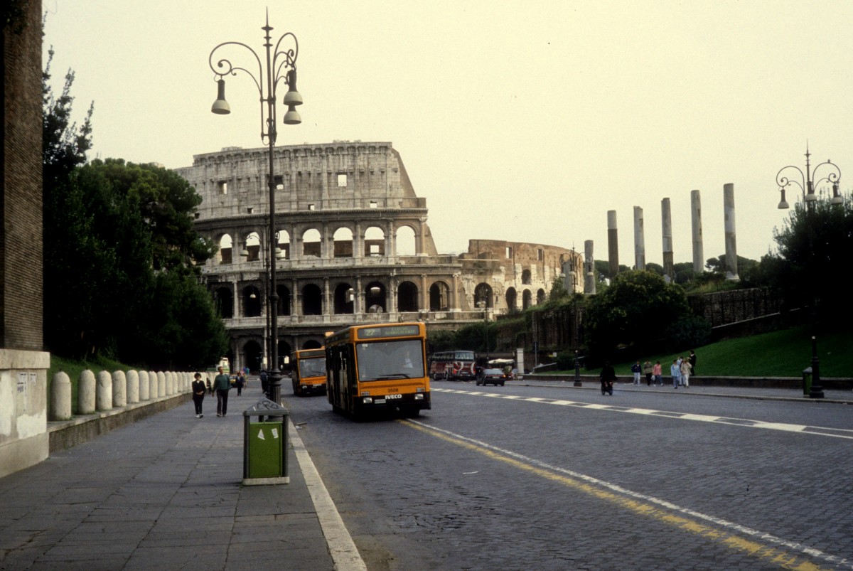 Roma / Rom ATAC Buslinie 27 (IVECO 3508) Via dei Fori Imperiali im Oktober 1993. - Im Hintergrund sieht man das Kolosseum und rechts den Tempel der Venus und Roma.