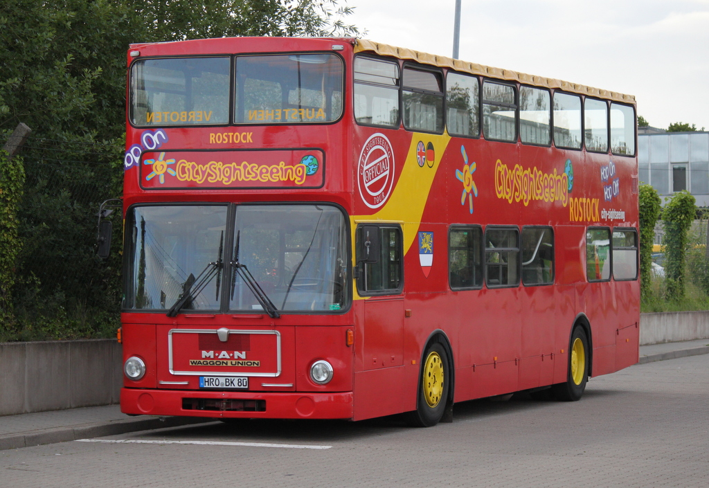 Rostocker Stadtrundfahrt-Bus MAN Waggonunion wartet am 09.07.2015 in Rostock Hauptbahnhof/Sd auf den nchsten Einsatz.