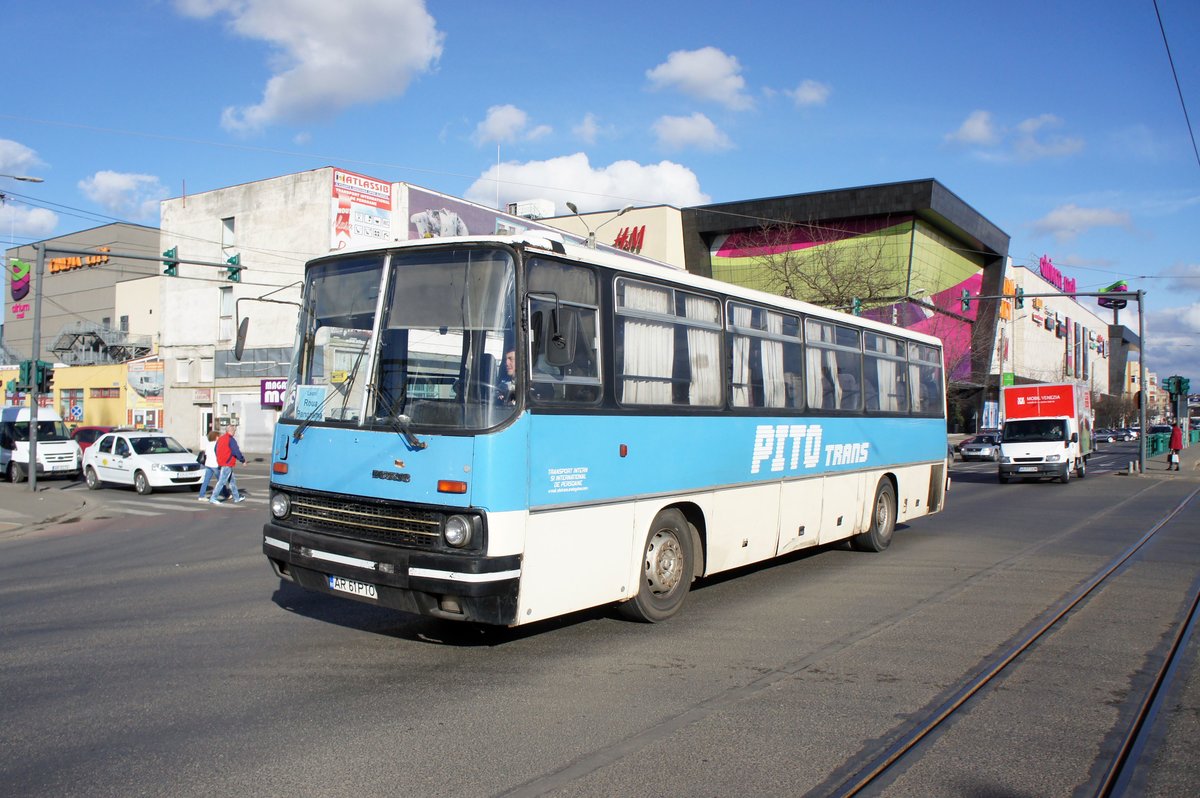 Rumänien / Bus Arad: Ikarus von PITO TRANS S.R.L. ARAD, aufgenommen im März 2017 im Stadtgebiet von Arad.