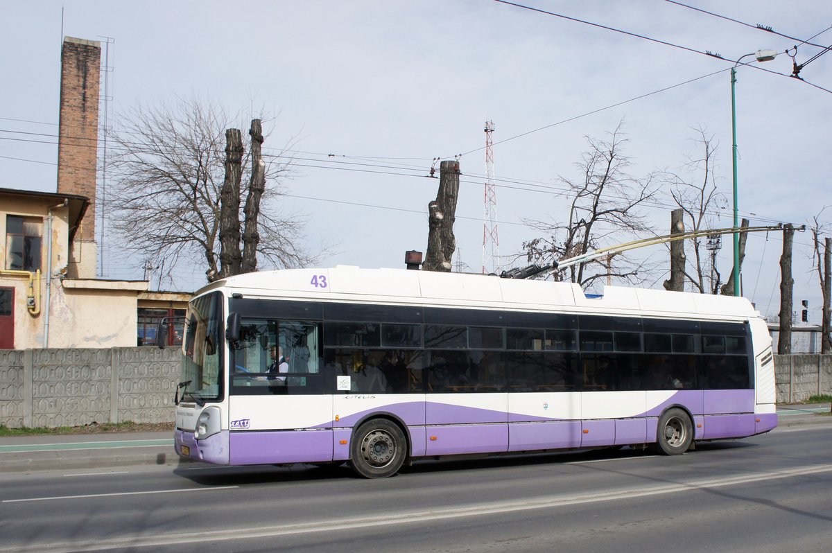 Rumänien / Bus Timişoara: O-Bus Skoda 24 Tr IVECO Irisbus Citelis - Wagen 43 der Regia Autonomă de Transport Timişoara (R.A.T.T.), aufgenommen im März 2017 im Stadtgebiet von Timişoara.