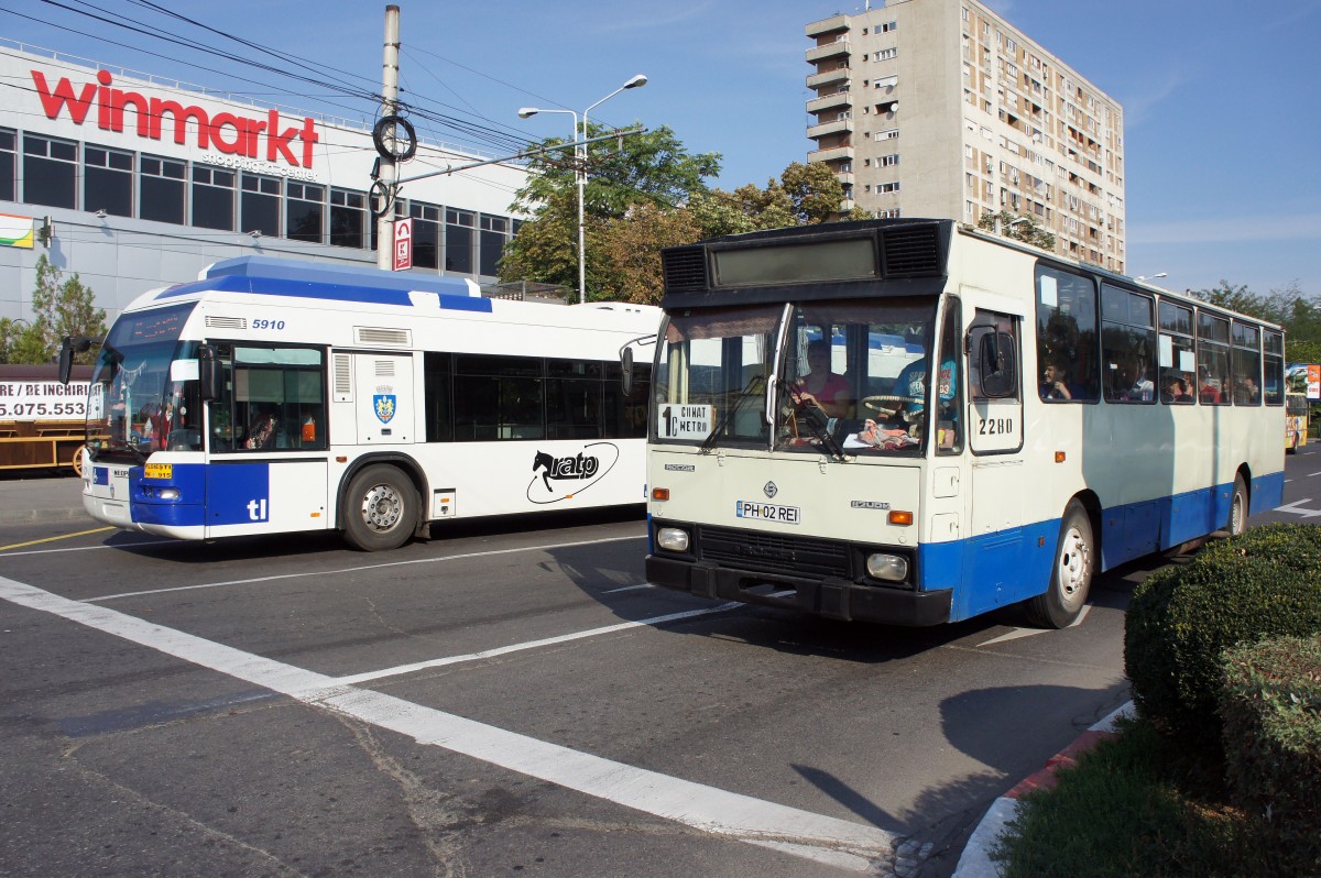 Rumnien / Ploiesti: O-Bus 5910 (gebraucht aus Lausanne bernommen) und ein Rocar- Bus am Sdbahnhof. Aufgenommen Anfang September 2013.
