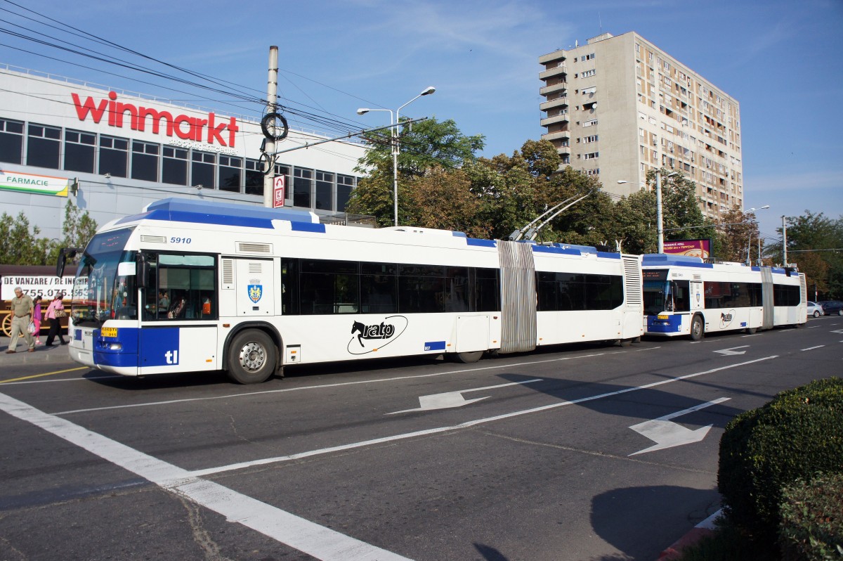 Rumnien / Ploiesti: O-Bus 5910 und 5903 (gebraucht aus Lausanne bernommen) am Sdbahnhof. Aufgenommen Anfang September 2013.