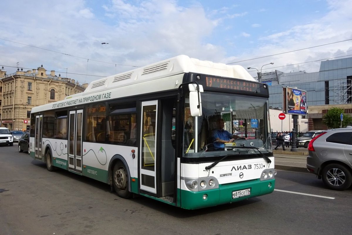 Russland / Bus Sankt Petersburg / Bus Saint Petersburg: Erdgasbus LiAZ 5292 CNG, aufgenommen im Juli 2015 im Stadtgebiet von St. Petersburg. 