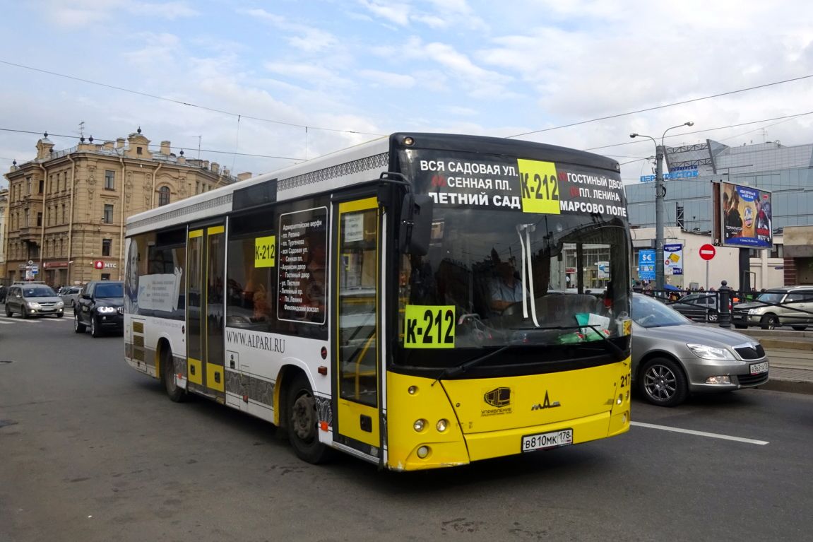 Russland / Bus Sankt Petersburg / Bus Saint Petersburg: MAZ-226 (Minski Awtomobilny Sawod), aufgenommen im Juli 2015 im Stadtgebiet von St. Petersburg. 
