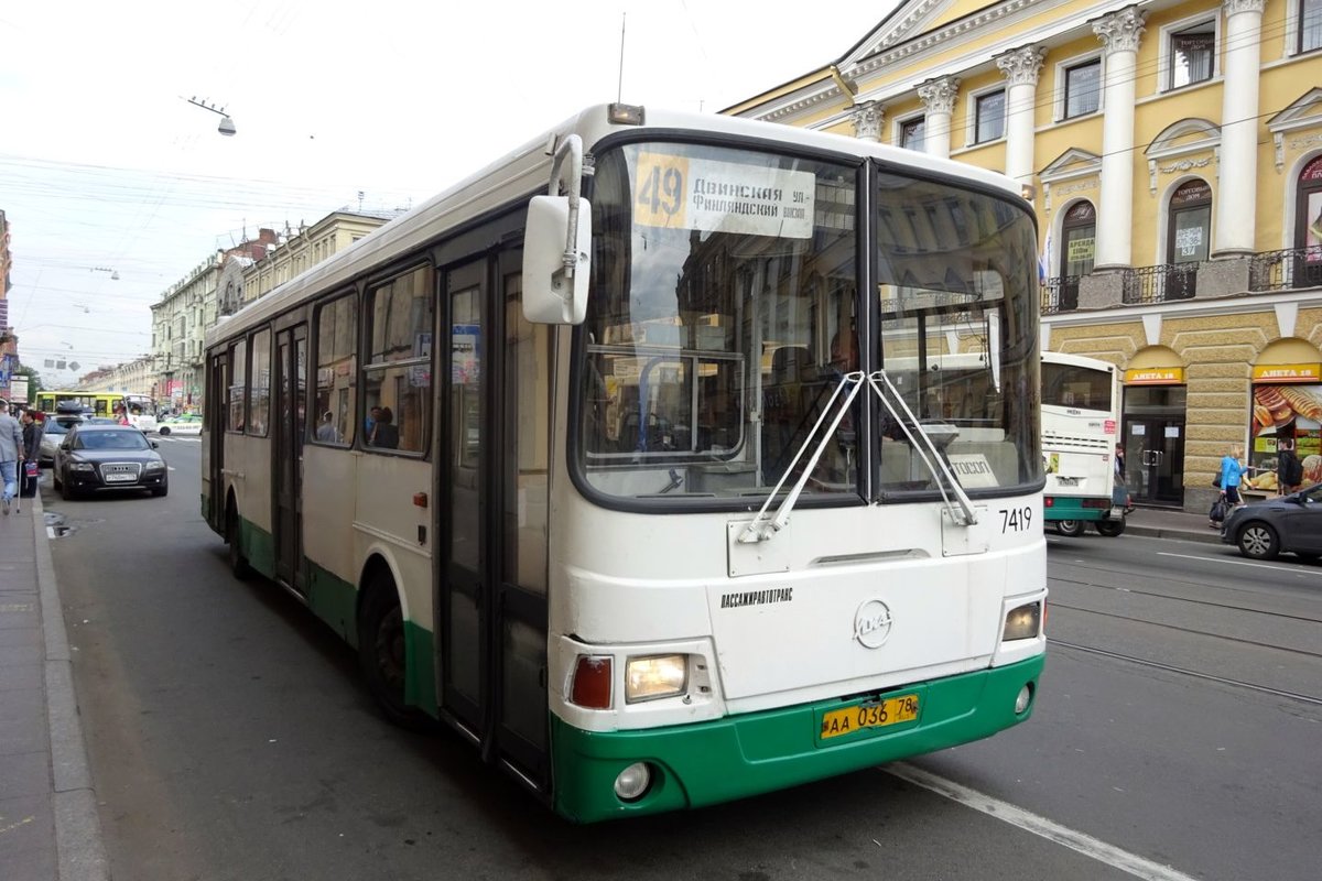 Russland / Bus Sankt Petersburg / Bus Saint Petersburg: LiAZ 5256, aufgenommen im Juli 2015 im Stadtgebiet von St. Petersburg. 