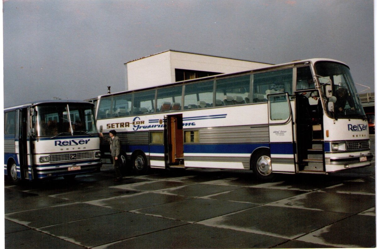 S 200 und S 120 HV in Ulm auf dem Gelände der Setra Werke
Aufnahme bei der Abholung durch Gebr. Lay
Datum nicht genau bekannt 1988