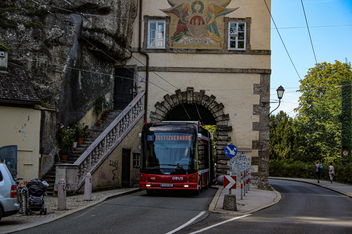Salzburg AG Wagen 435 durchfährt gerade das Klausentor als Linie 9