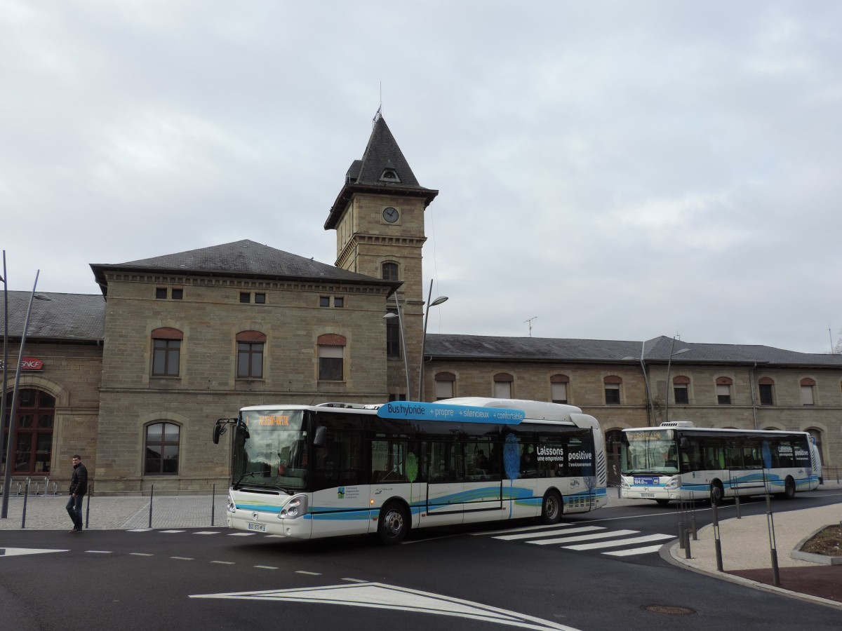 Sarreguemines : Citelis 12 Hybrid und ein zweiter Citelis 12 am 26/02/2015 vor dem Bahnhof.