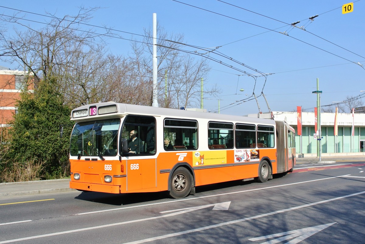 Saurer-Hess GT 560 Nr. 666 bei der Haltestelle Gardiol. Seit 2012 trägt dieser Wagen wieder die Lackierung aus den 80er Jahren, dies im Zusammenhang mit dem Jubiläum 70 Trolleybus in Genf, 12.03.2014.