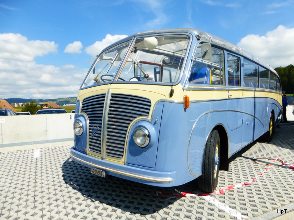 Saurer Reisebus ausgestellt auf dem Areal des Camus Sursee am Saurer Treff am 30.08.2014