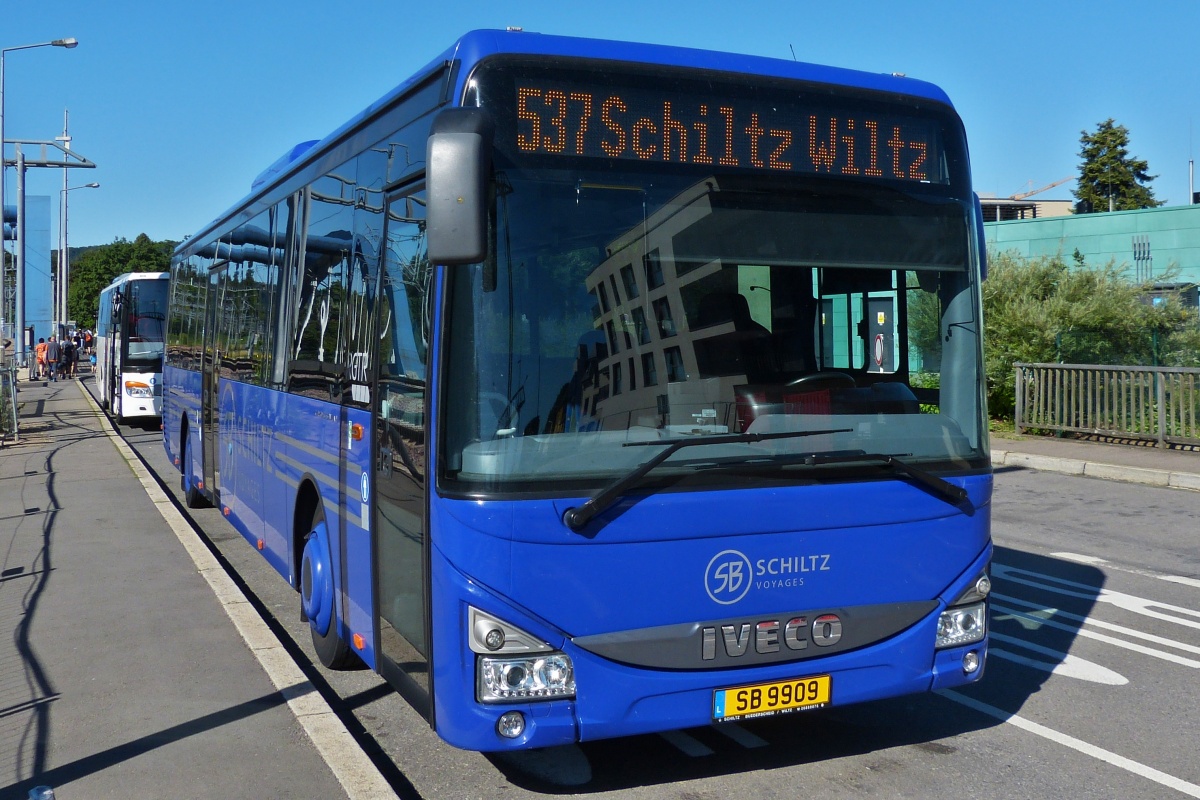 SB 9909, Iveco Crossway, von Voyages Schiltz, stand am Bahnof in Ettelbrück. 07.2022  