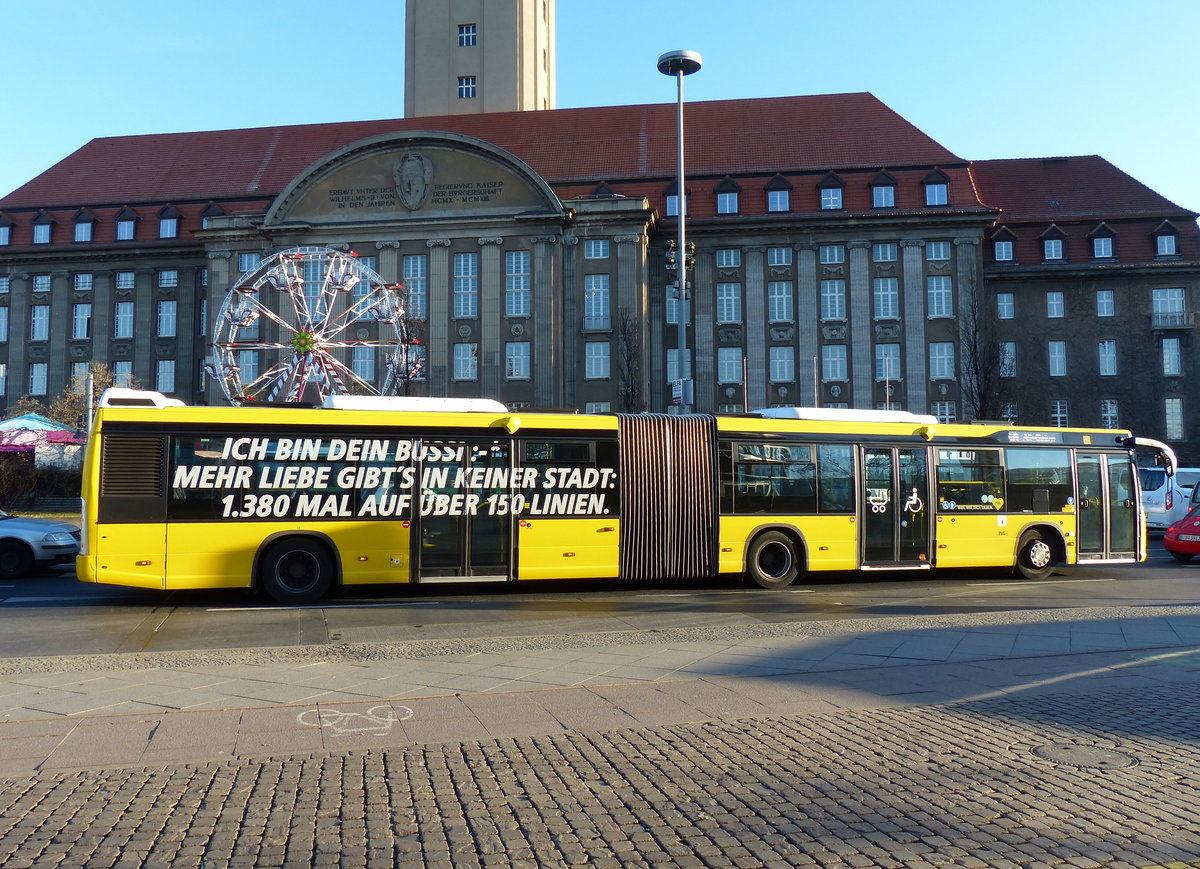 Scania Citywide der BVG, B-V 4450 am Rathaus -Spandau, Berlin im November 2016.